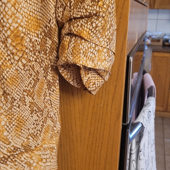 Aritzia Macauley (power) snakeskin Blazer PRICE DROP - Picture 4 of 11